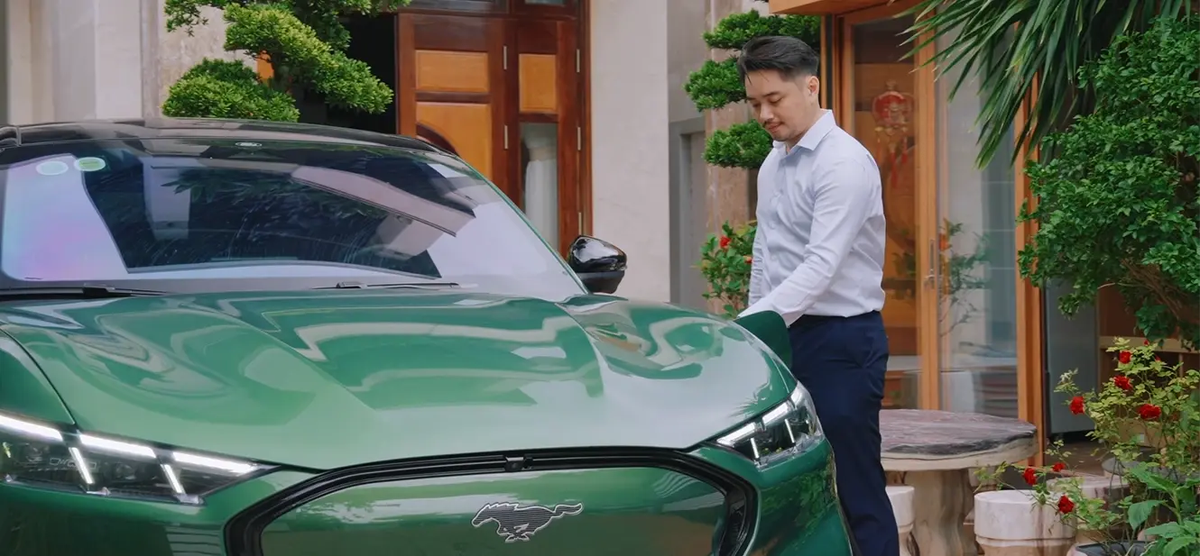 Anh Phát trải nghiệm cảm giác lái thể thao trên Ford Mustang Mach-E
