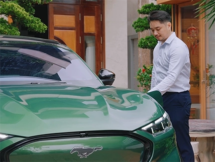 Anh Phát trải nghiệm cảm giác lái thể thao trên Ford Mustang Mach-E