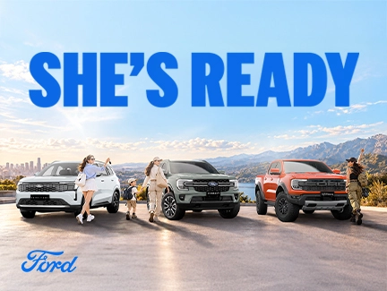 Hình ảnh khách hàng nữ tự tin cầm lái dòng xe SUV Ford Everest trong chiến dịch She's Ready nhân ngày 20/10