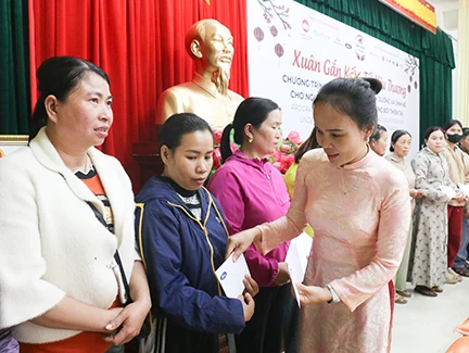 Ford Việt Nam cùng Food Bank Việt Nam trao quà Tết Yêu Thương 2026 cho bà con tại xã Diên Lâm, Khánh Hòa.