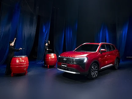 Ngoại thất Ford Territory Platinum mới với lưới tản nhiệt sơn đen bóng và logo Platinum sang trọng Card