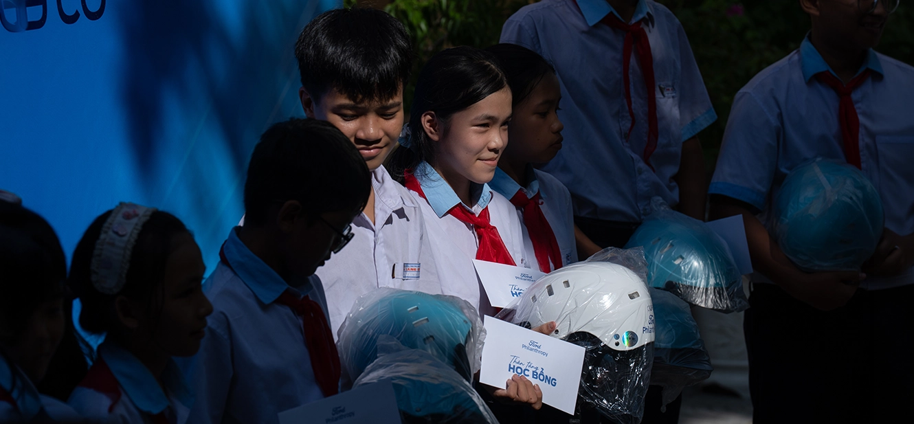 Đại diện Ford Việt Nam trao tặng học bổng cho học sinh tại Lăng Cô trong khuôn khổ Ngày hội Bán tải 2026.