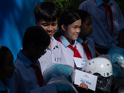 Đại diện Ford Việt Nam trao tặng học bổng cho học sinh tại Lăng Cô trong khuôn khổ Ngày hội Bán tải 2026.
