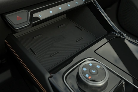wireless charger on model-trend