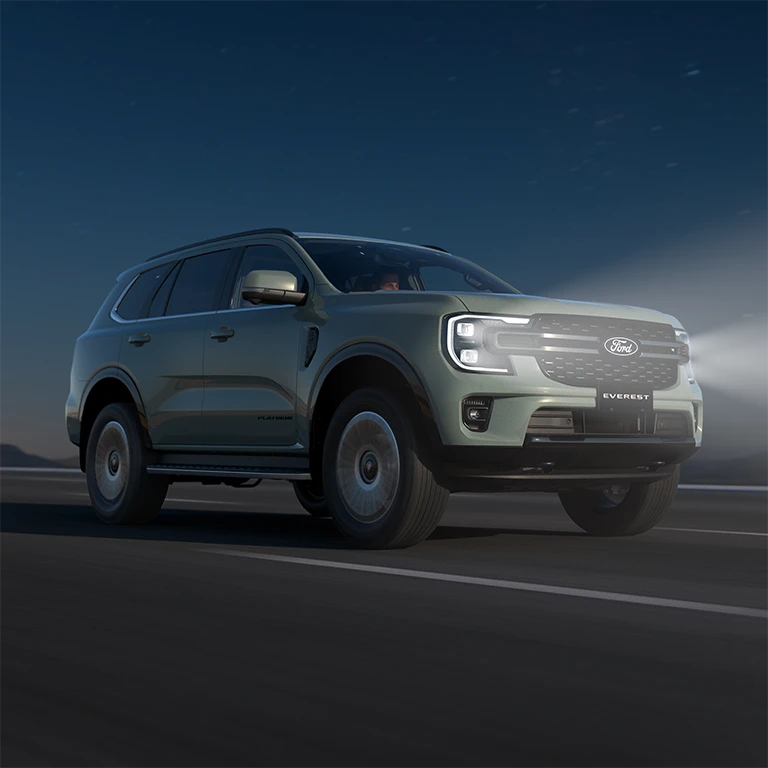 Den pha chong choi tu dong tren Ford Everest tren duong cao toc vao ban dem