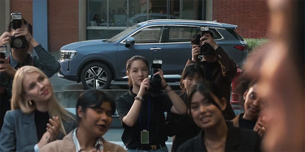 Nhom ban tre nang dong chup anh ben canh chiec Ford Territory