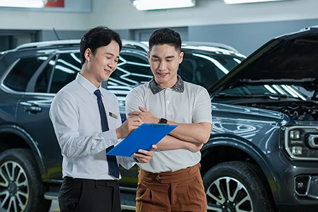 Ky thuat vien Ford dang tien hanh kiem tra va bao duong xe trong xuong dich vu chuyen nghiep