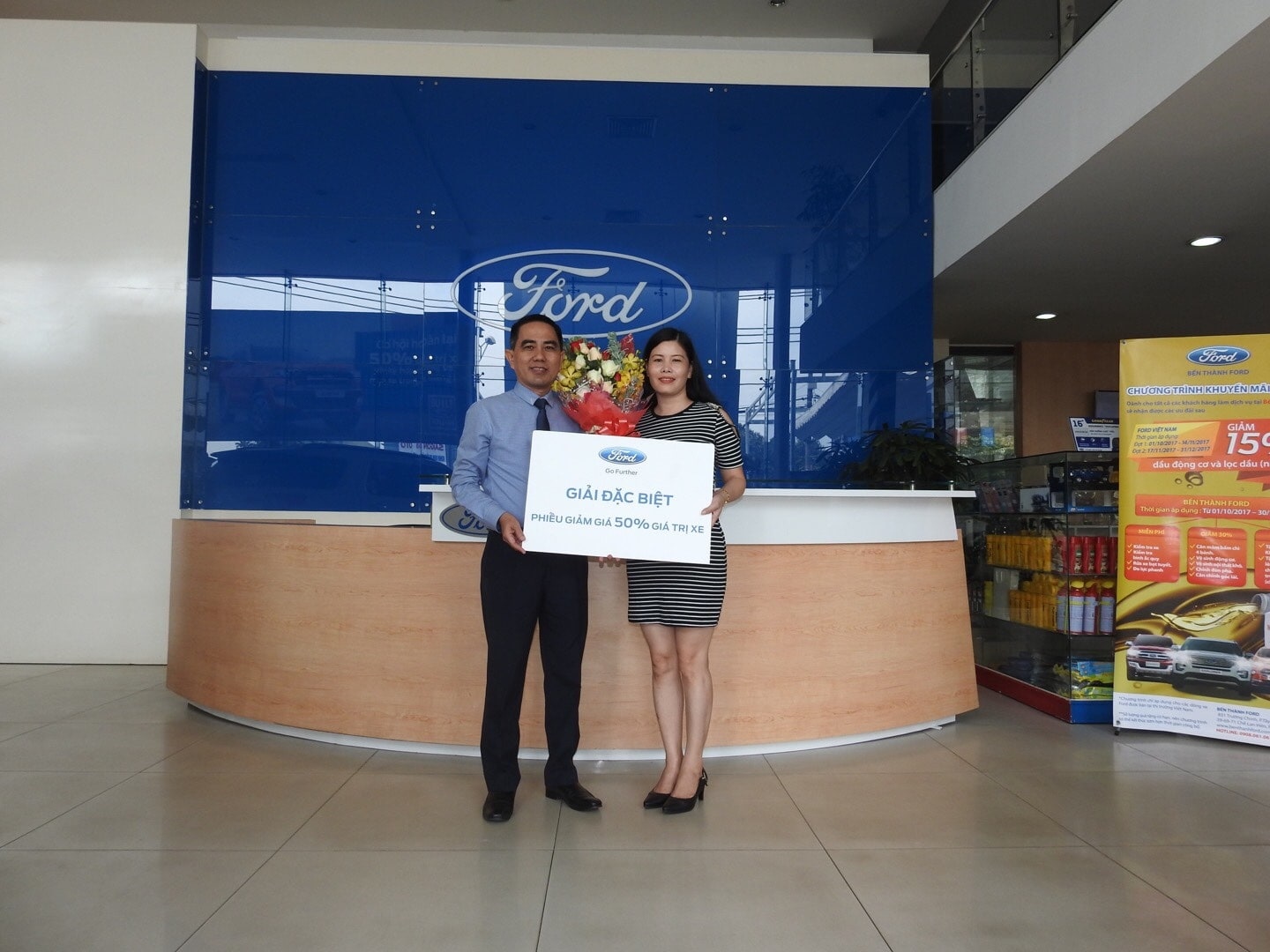 Đại lý Ben Thanh Ford chụp ảnh lưu niệm và chia sẻ niềm vui với chị Chiều